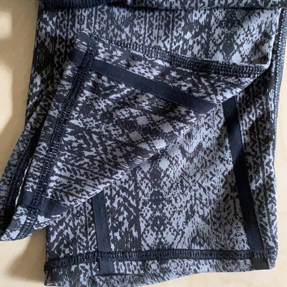 Athleta Patterned Drawstring Black/Gray Capri Leg… - image 7